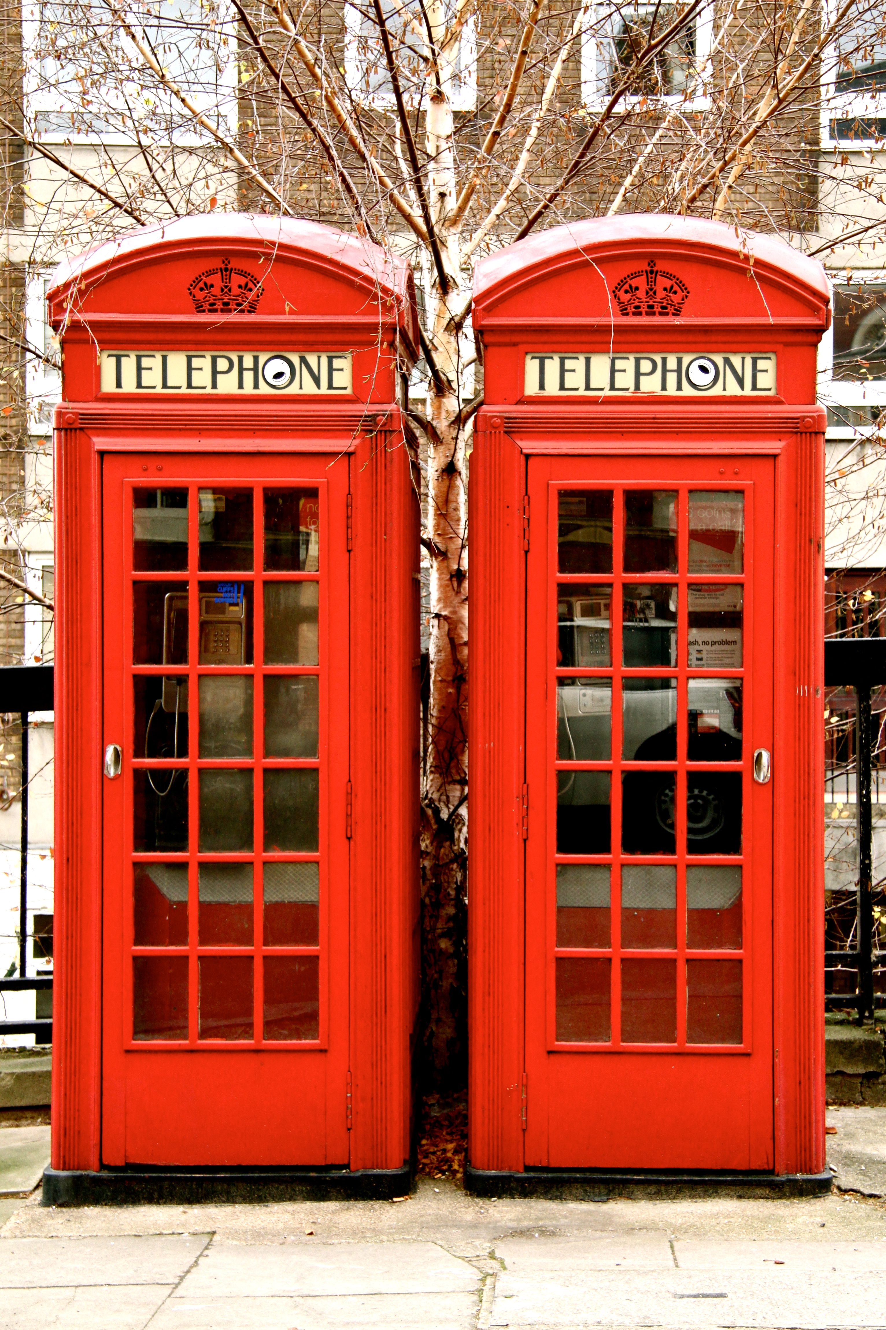 Ее телефон на английском. Телефонная будка Лондон Великобритания. Великобританская телефонная будка. Телефонная будка в Великобритании.